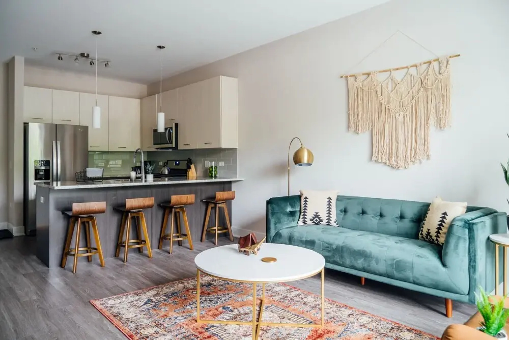 Bright Stylish 2BR Apt in Oak Brook