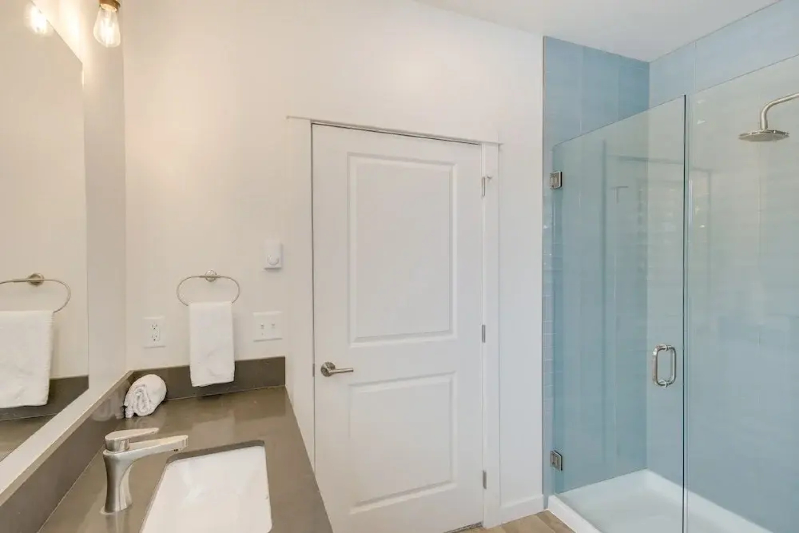 Livingston Condo w/ Balcony - 2 Mi to Downtown!
