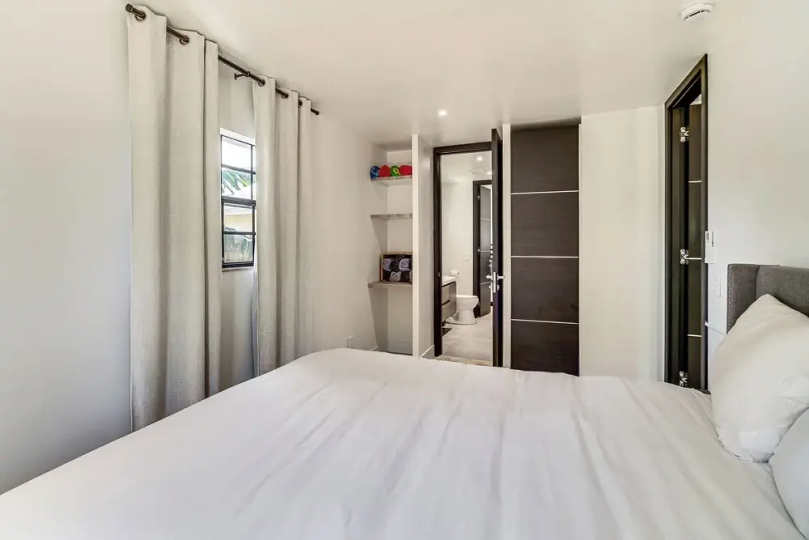 Walk to Beach & Eats: Modern Indialantic Apt