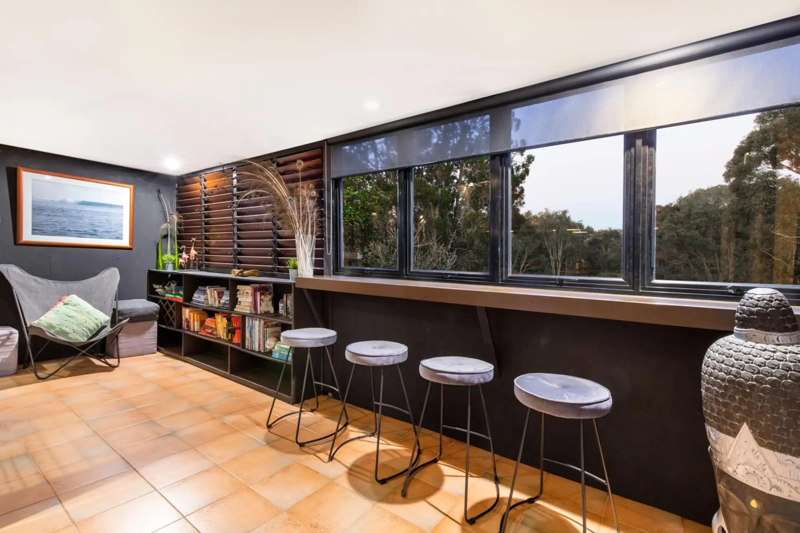 Cool Noosa Home. Central location. A/C. Gym. WIFI. Netflix