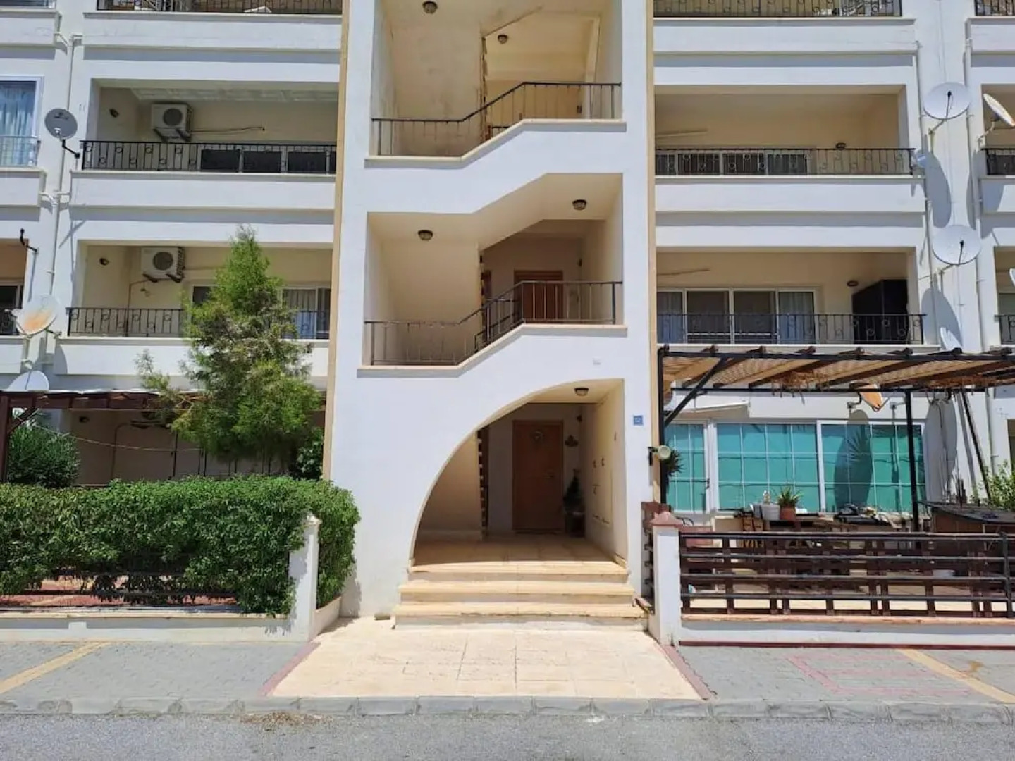 Penthouse-5 Guests-balcony-aircon-parking