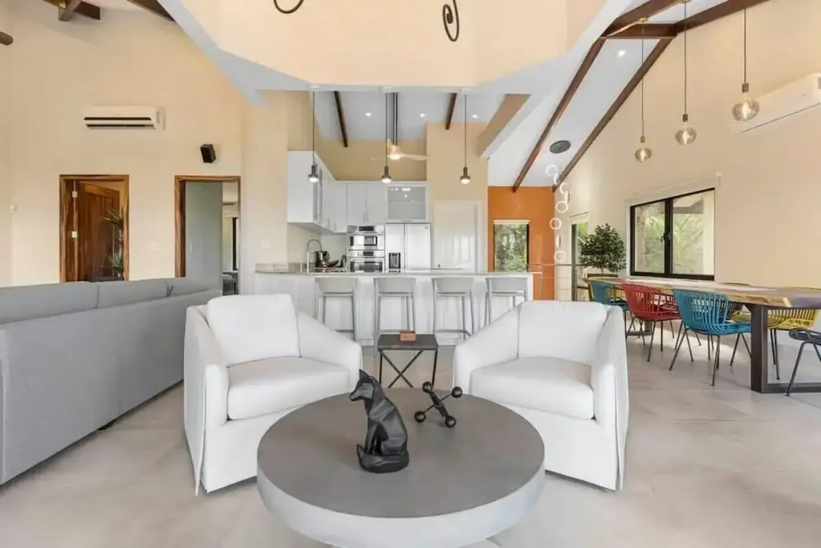 Stylish Villa with Brand-New Furniture, Panoramic Ocean Views, and Infinity Swimming Pool & Hot Tub