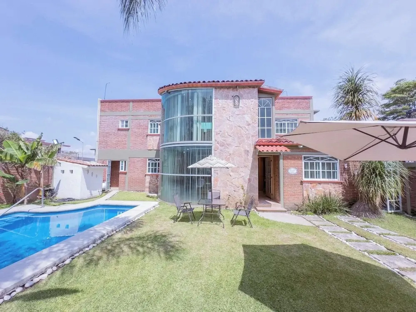 New Family House. Pool & BBQ Area