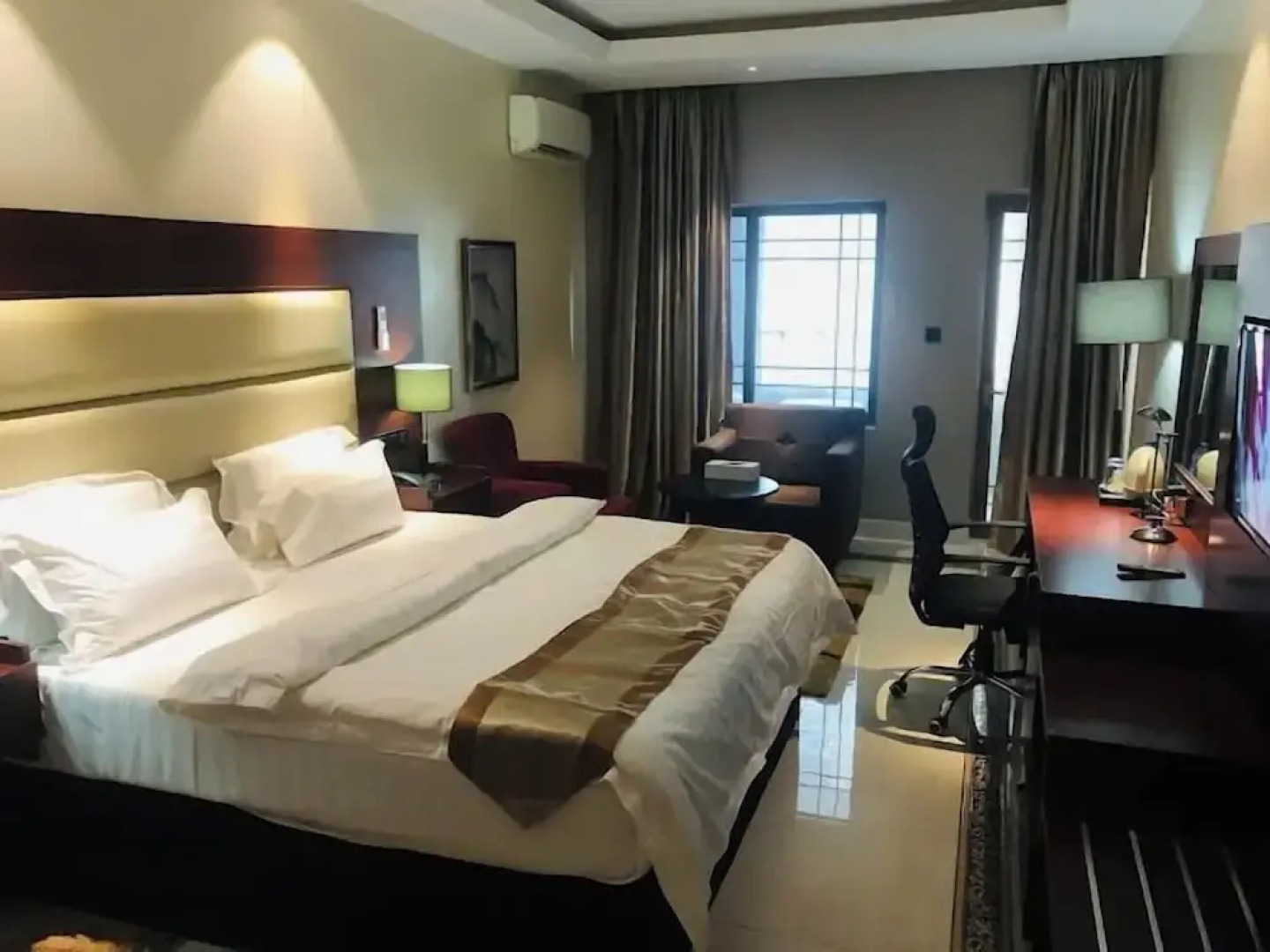 Castle De White House Hotel