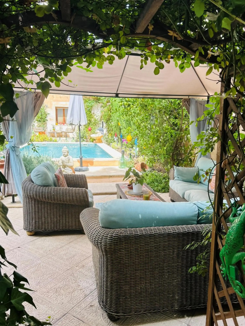 Self Catering Garden Apartment with a Private Garden and Shared Pool