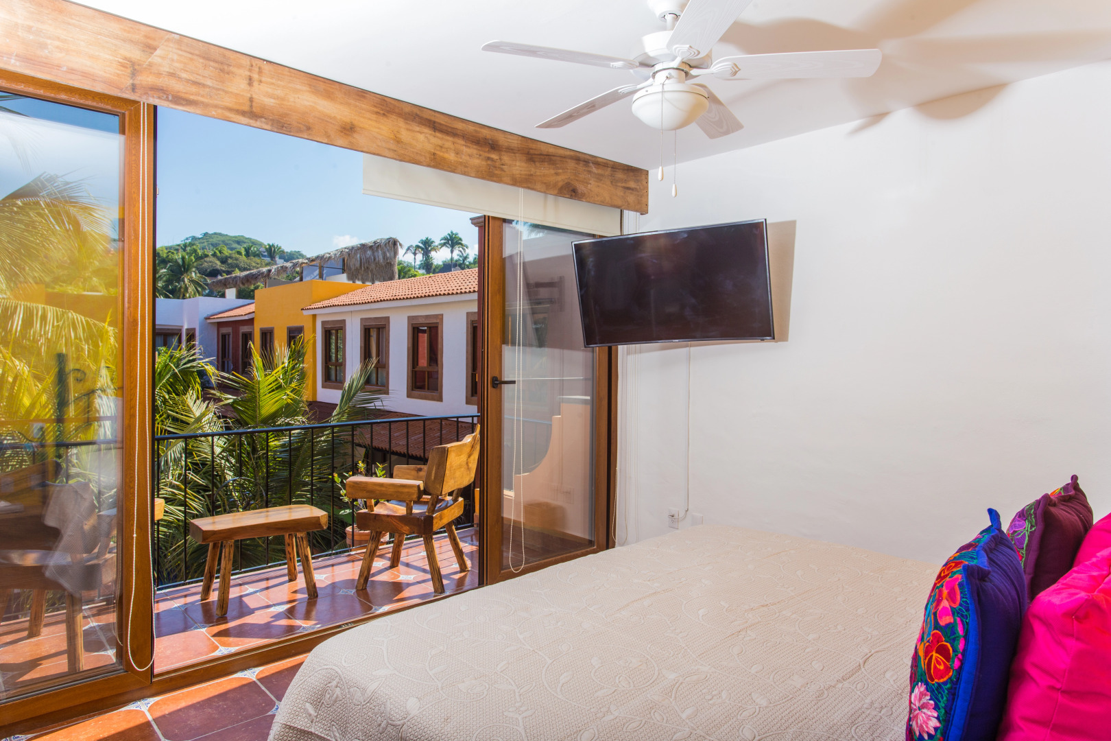 Casa Lotería -Pueblito Sayulita- Colorful, Family and Relax Experience with Private Parking and Pool