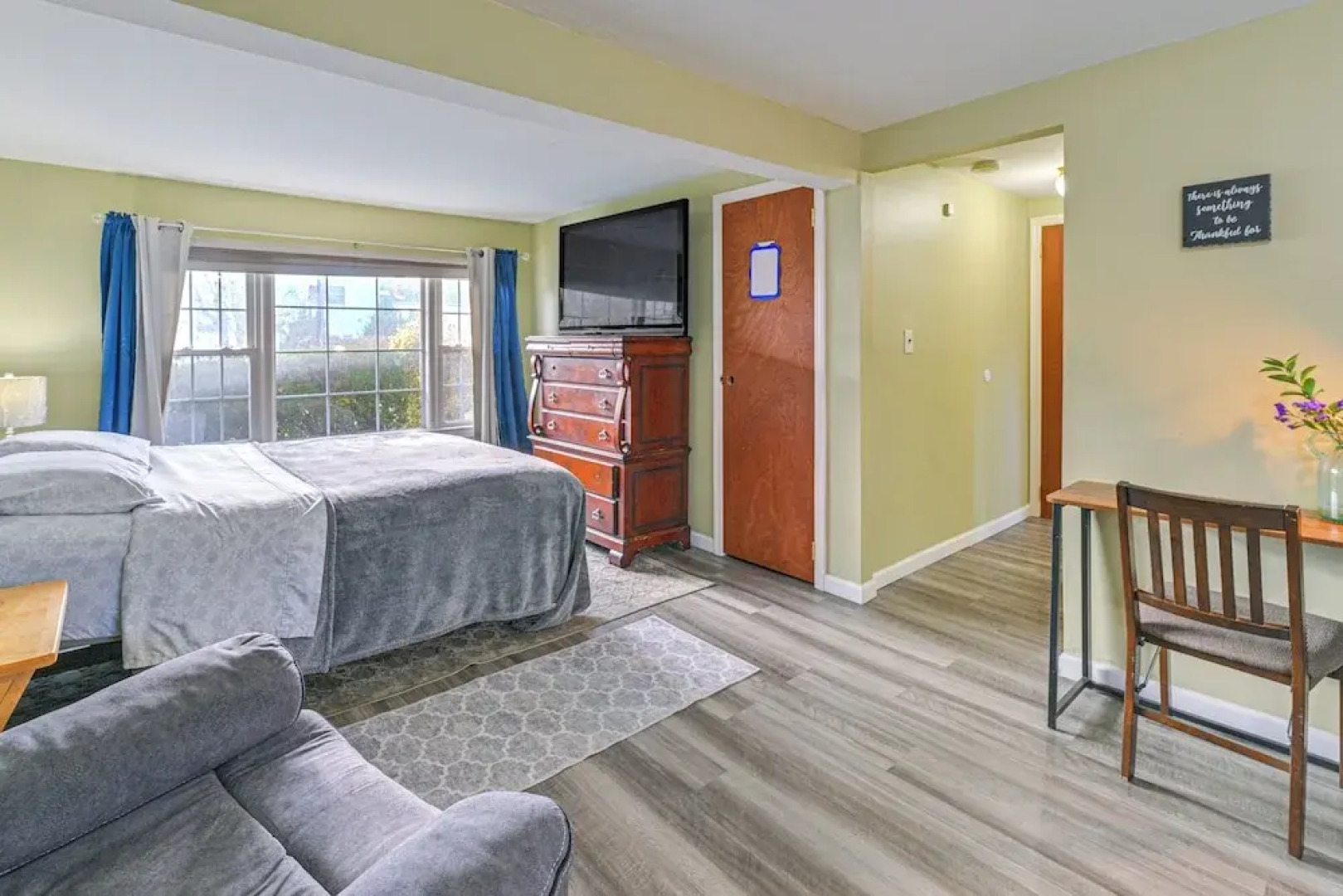 2 Mi to UBS Arena: Wfh-friendly Couple's Retreat