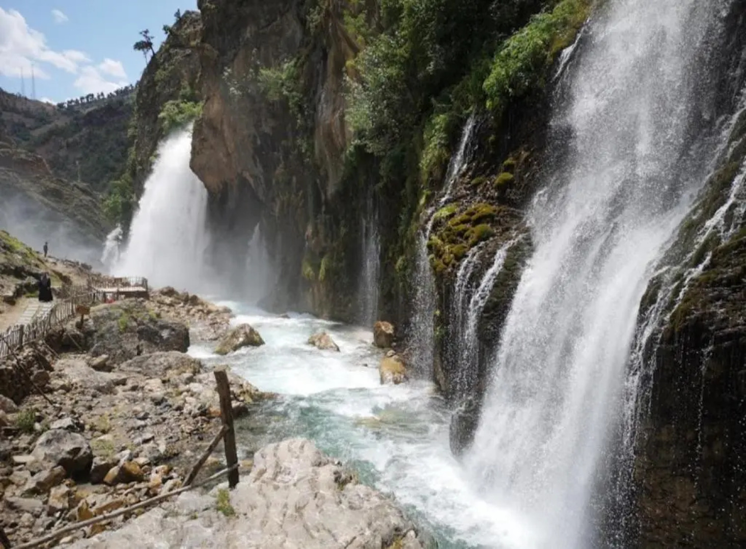 Kapuzbaşı Şelalesi Baştürk dinlenme tesisleri