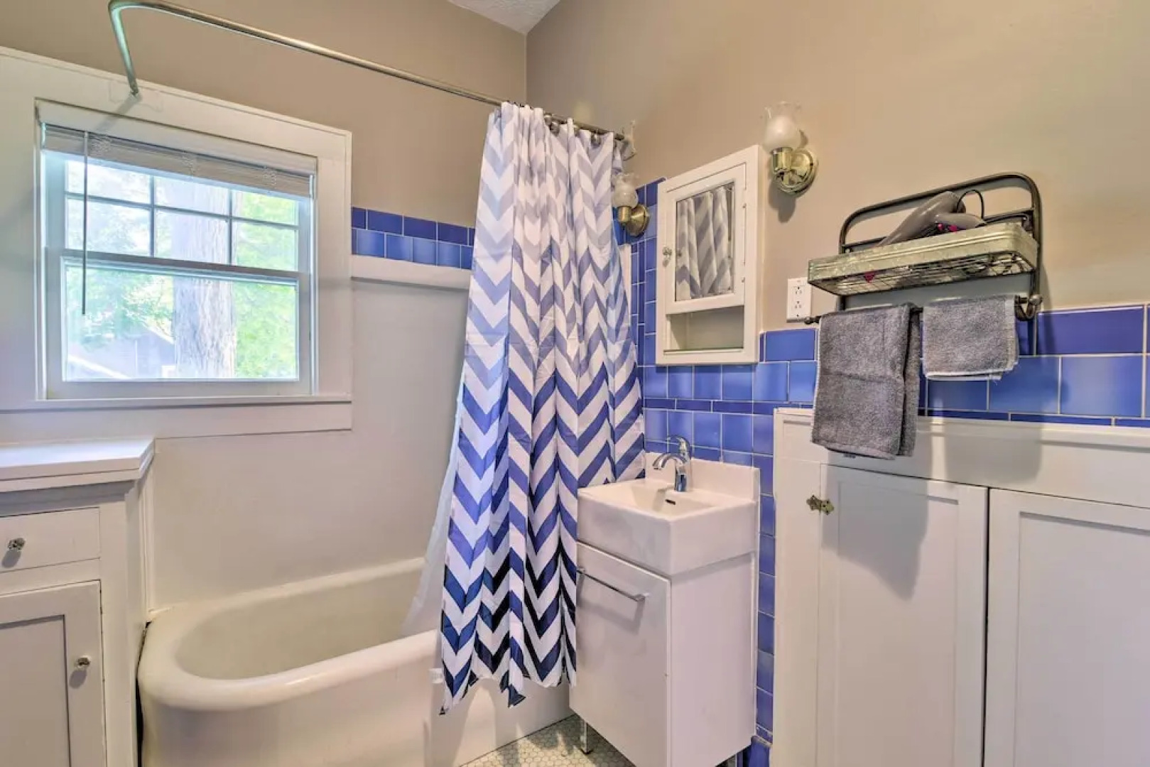 Glasgow Home w/ Porch: Close to Lake & Caves!