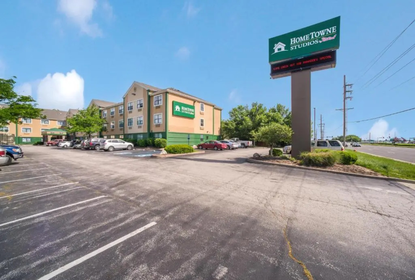 HomeTowne Studios by Red Roof St. Louis - Airport/ N Lindbergh