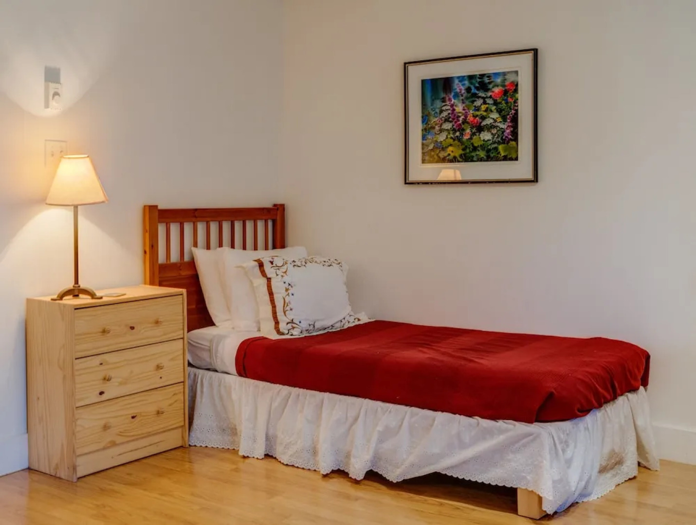 Lovely LacBrome 3 Bdrm Lakefront Cottage