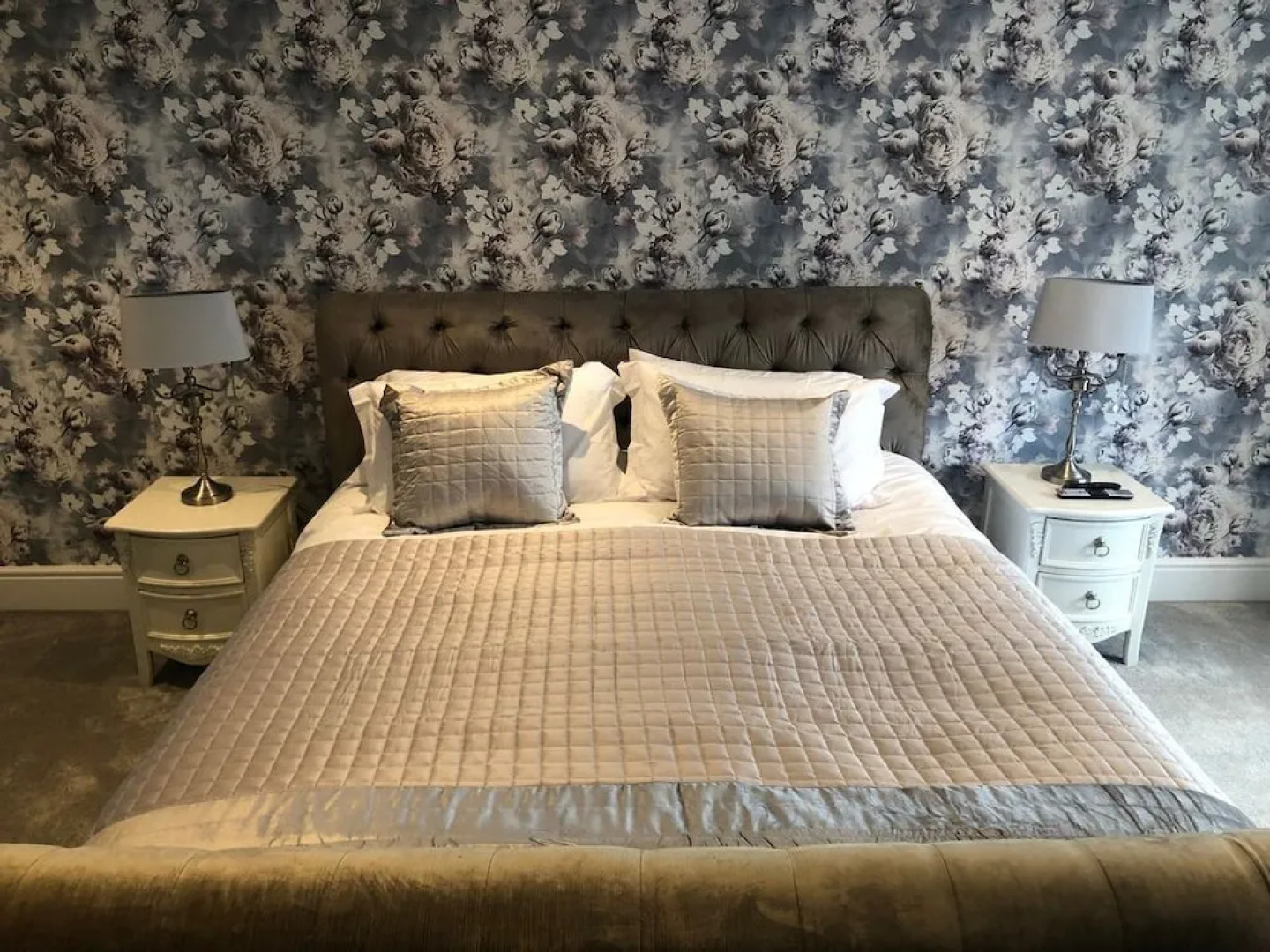 Beautiful Family Home With 42ft Pool & Cinema Room