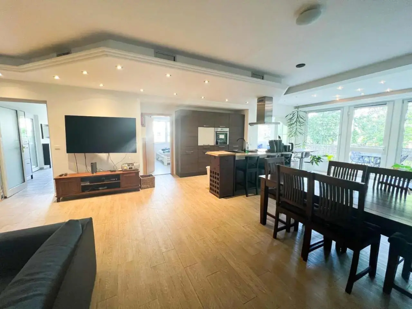 Whirlpool, Fußbodenheizung, Nintendo NES, Netflix, Wintergarten & Workspace
