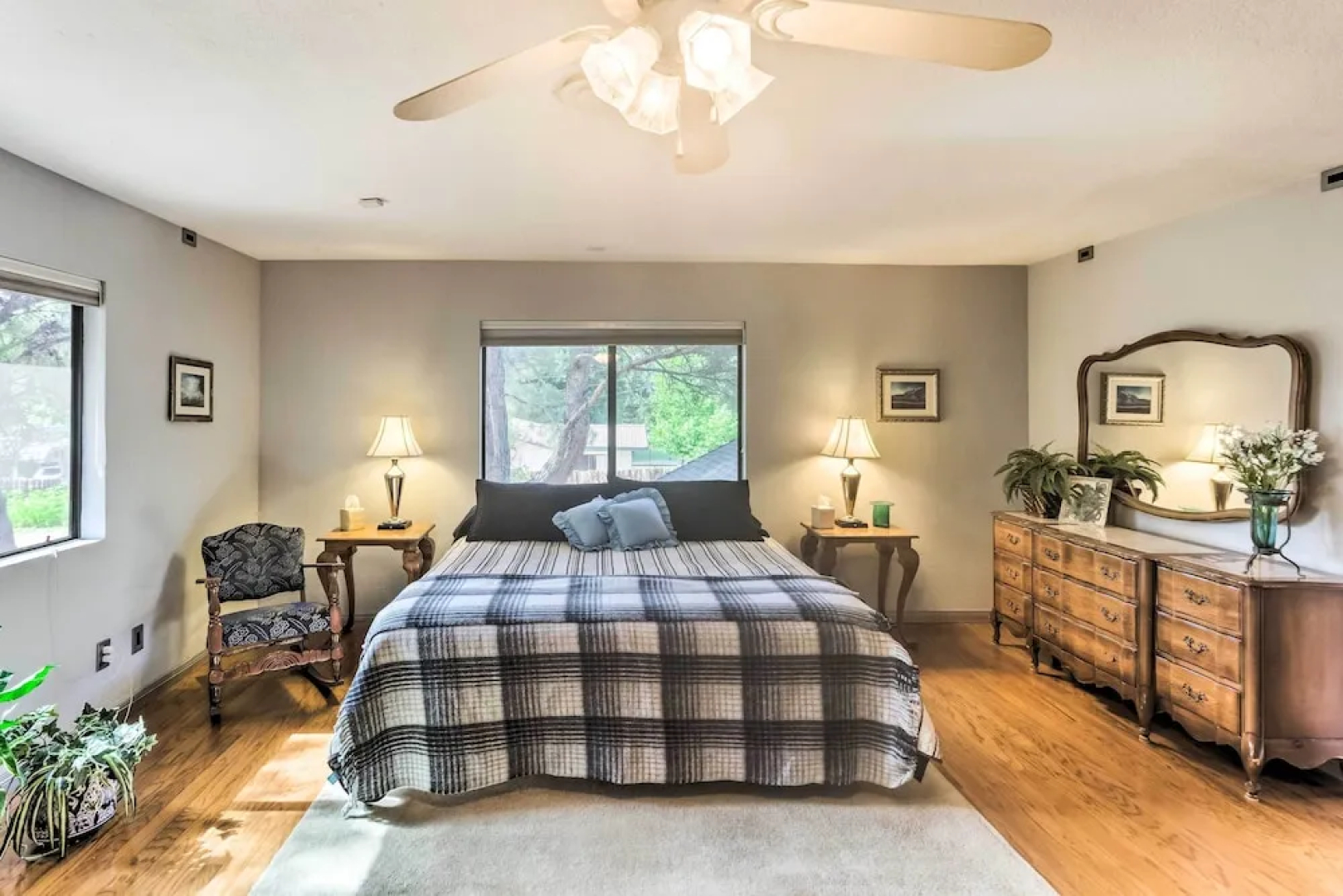 Patio & Yard: Dtwn Cottonwood Home!