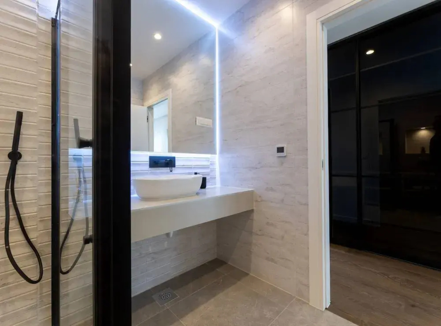 Moonlit Mirage Villa With Pool, Gym and Sauna