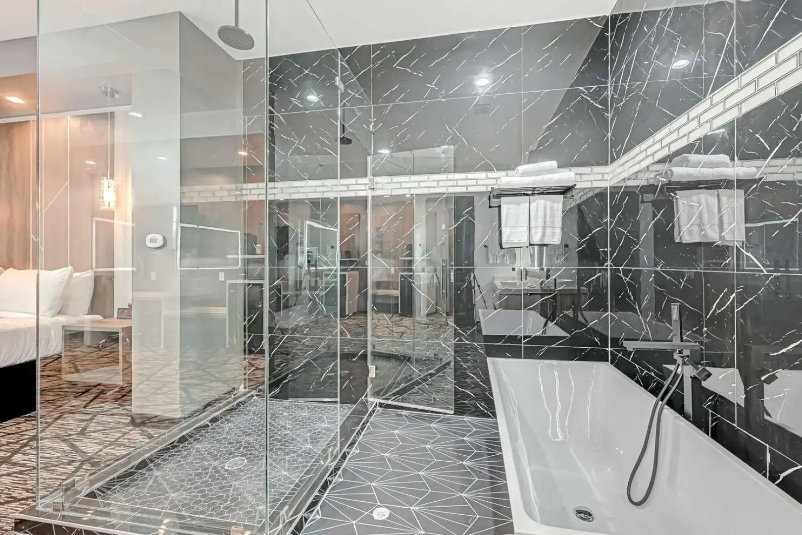 Comfeeni Inn and Suites