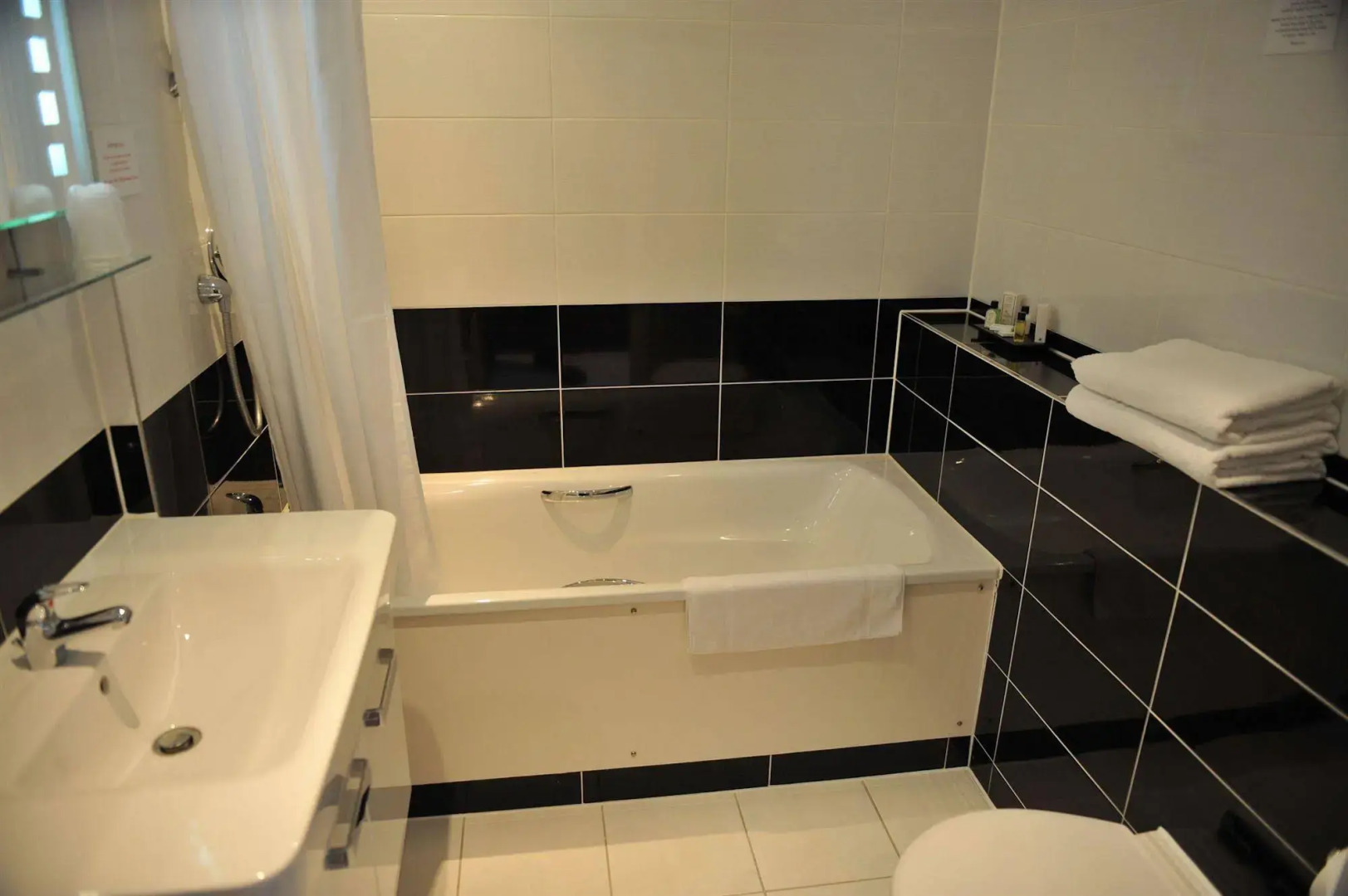 Admiralty Hotel & Restaurant