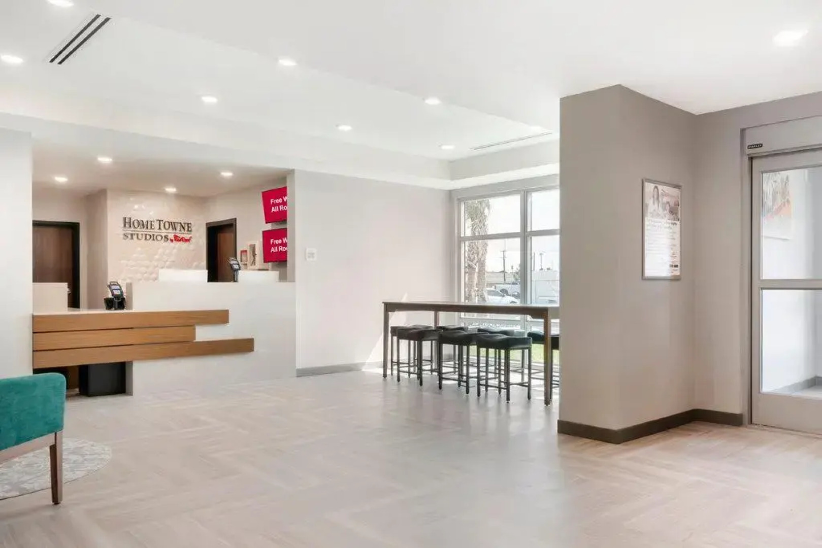 HomeTowne Studios by Red Roof Tampa - Airport