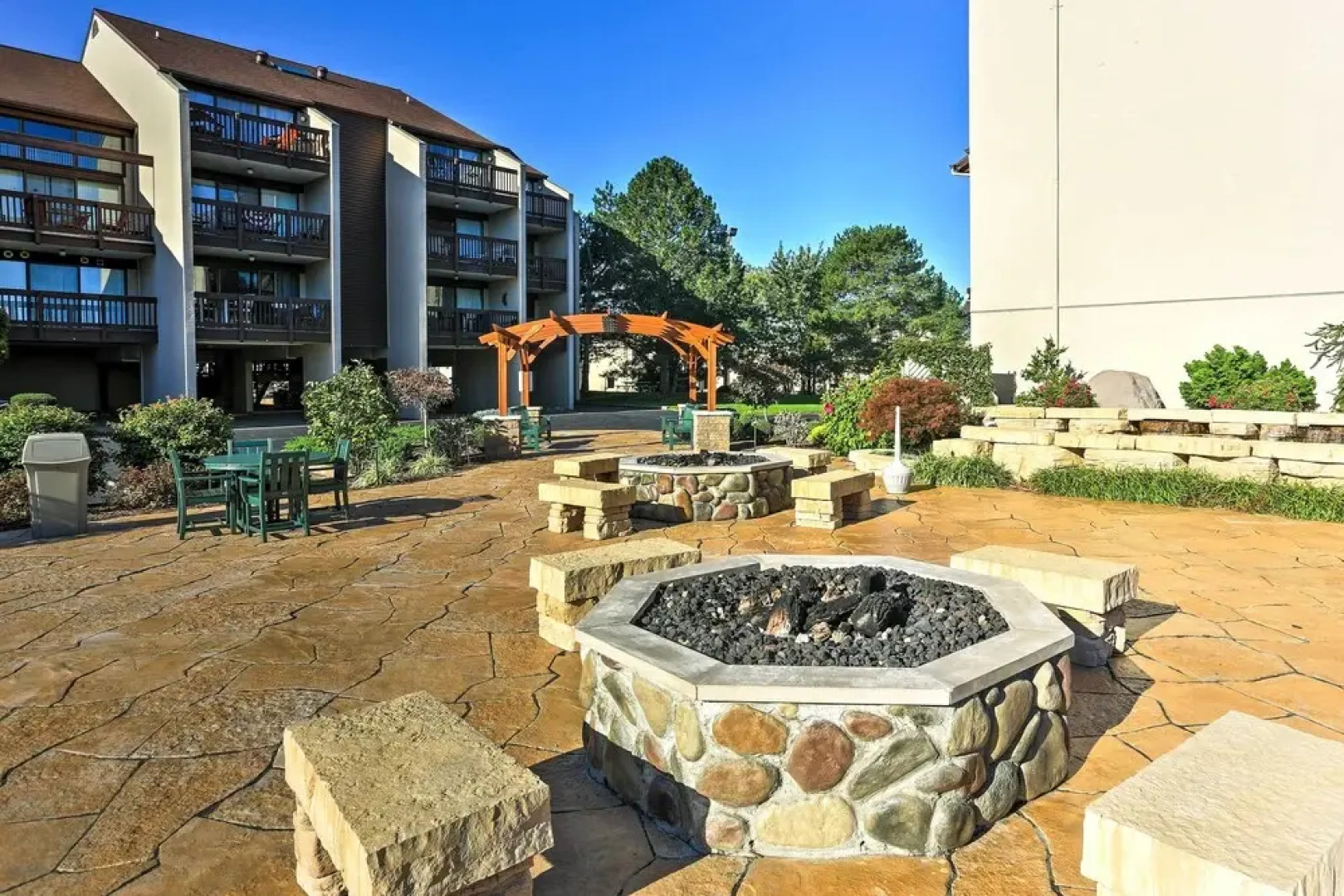 The Shores Condo w/ Beach Access < 2 Mi to Dtwn!