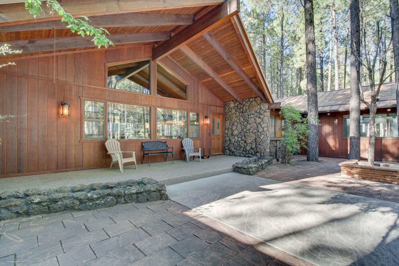 Pinetop Cabin w/ 2 Fireplaces & Hot Tub!