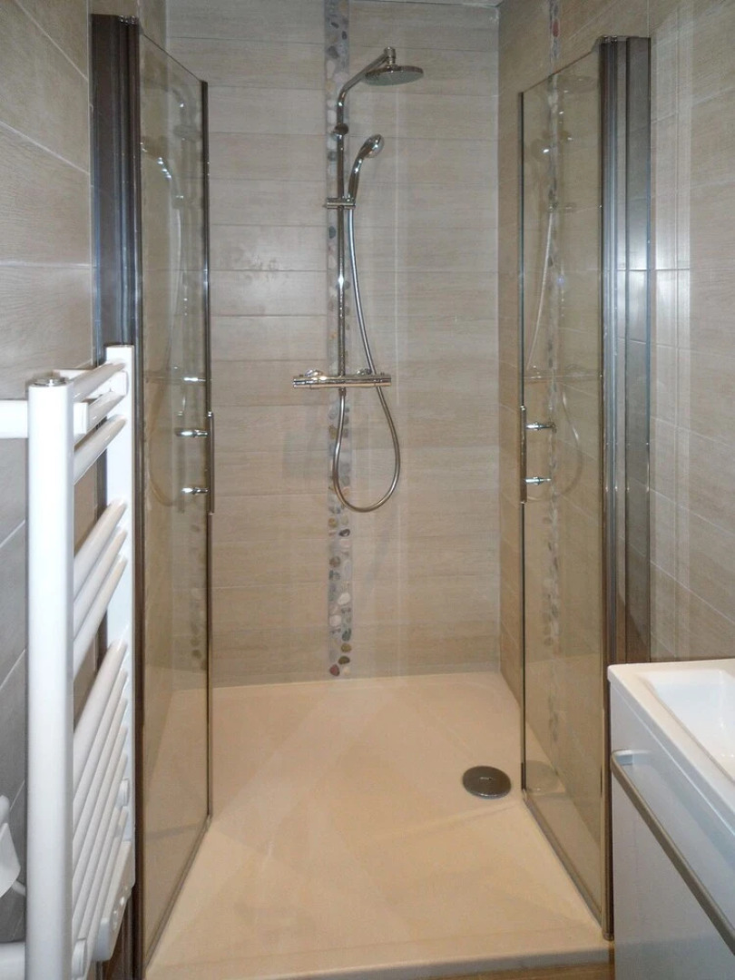 Beautiful Poissy Family Home With 5 Bedrooms, Large Garden and own Pon