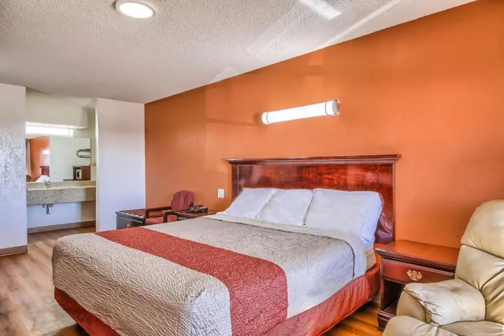 Hillcrest Inn & Suites