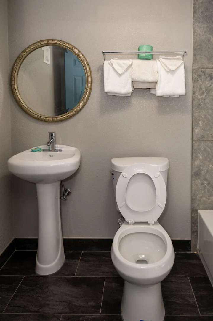 Riverside Inn and Suites