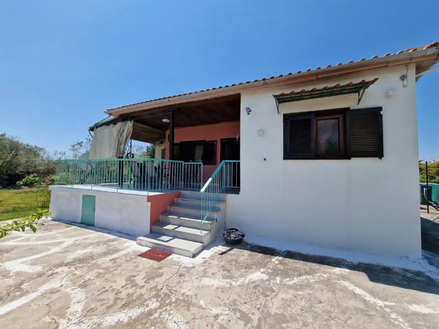 Cheerful 2 bedrooms home near the beach with parking and garden