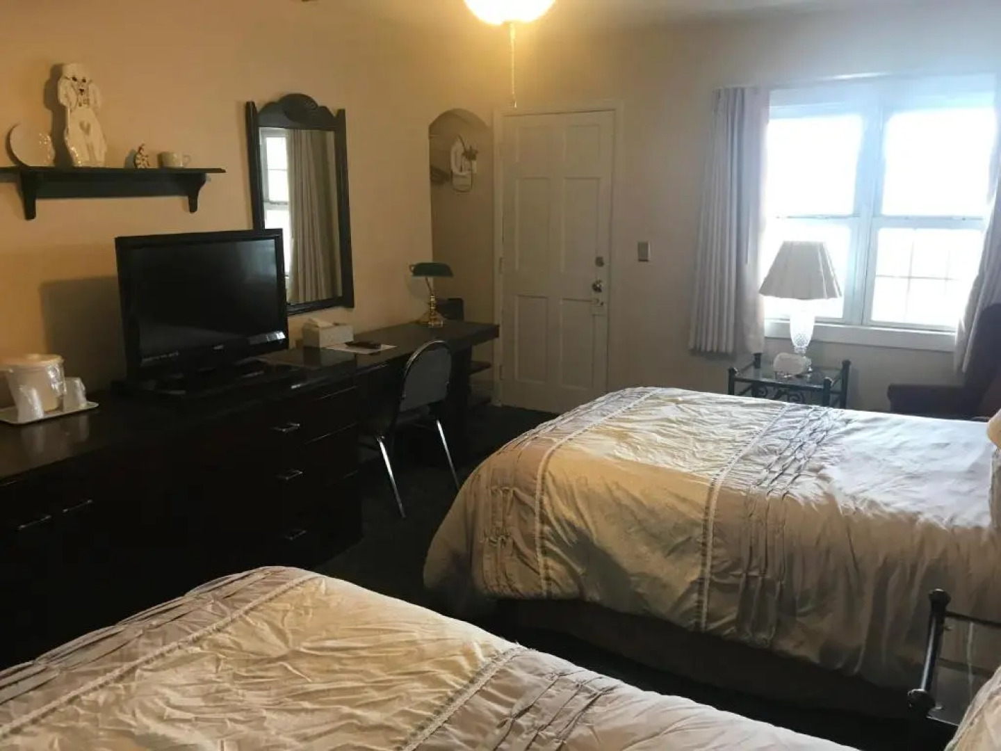 Longhouse Lodge Motel