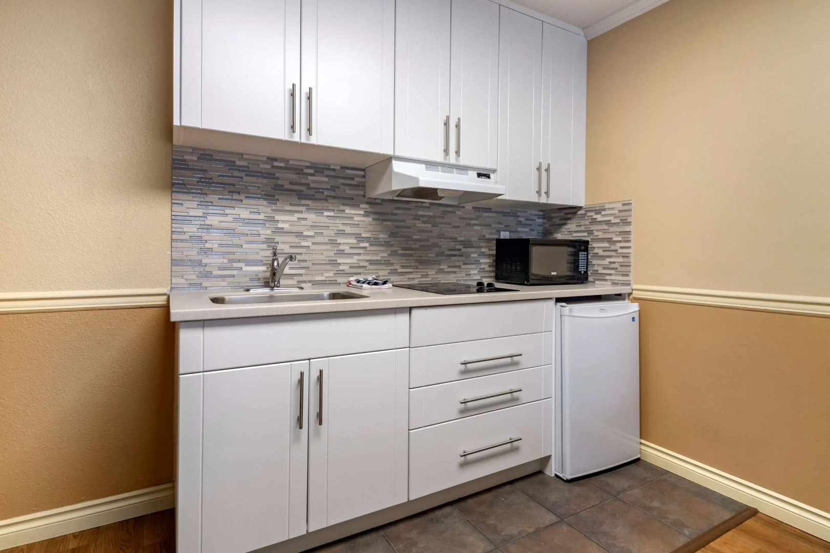 Econo Lodge Inn & Suites