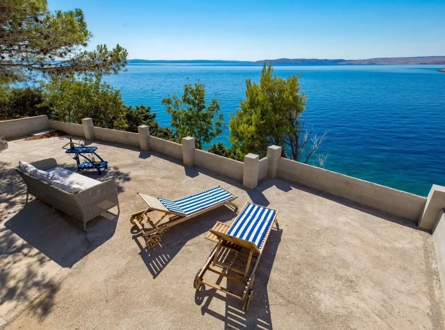 Sunny Beachfront Jablanac Apartments