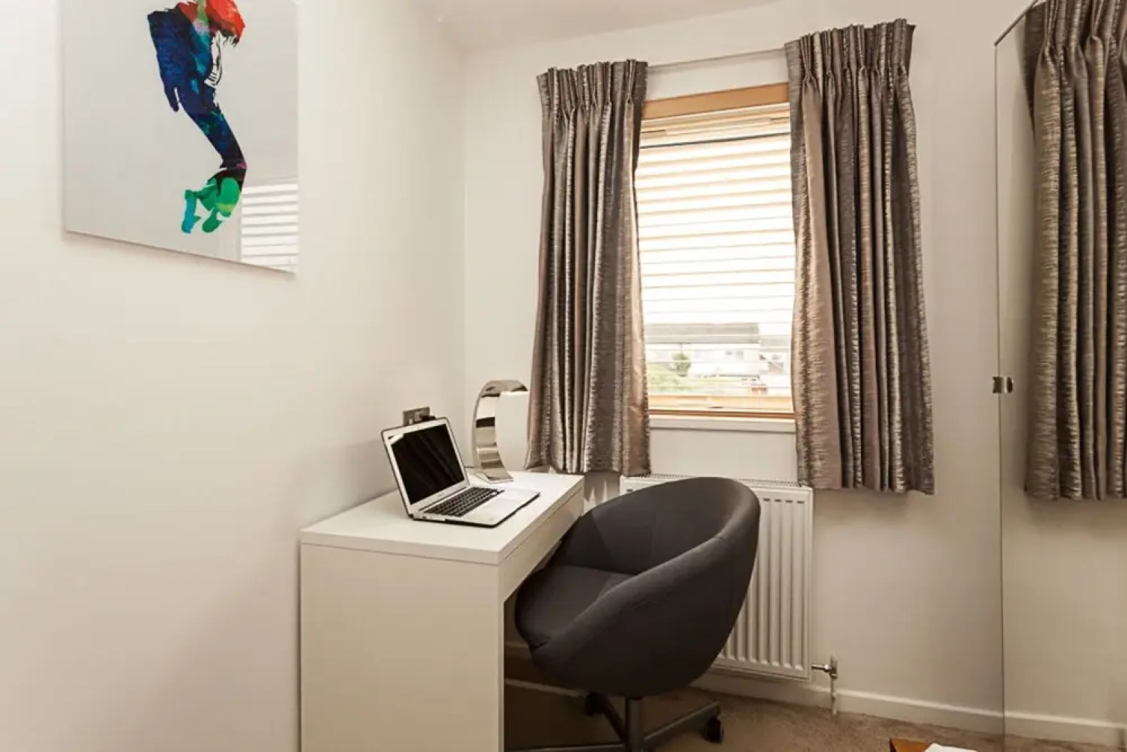 Gatwick Place- Spacious 4 Bedroomed House With Private Parking