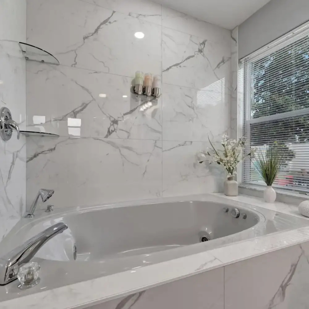 4b 2b w Hot Tub BBQ Firepit 9mins to Beach