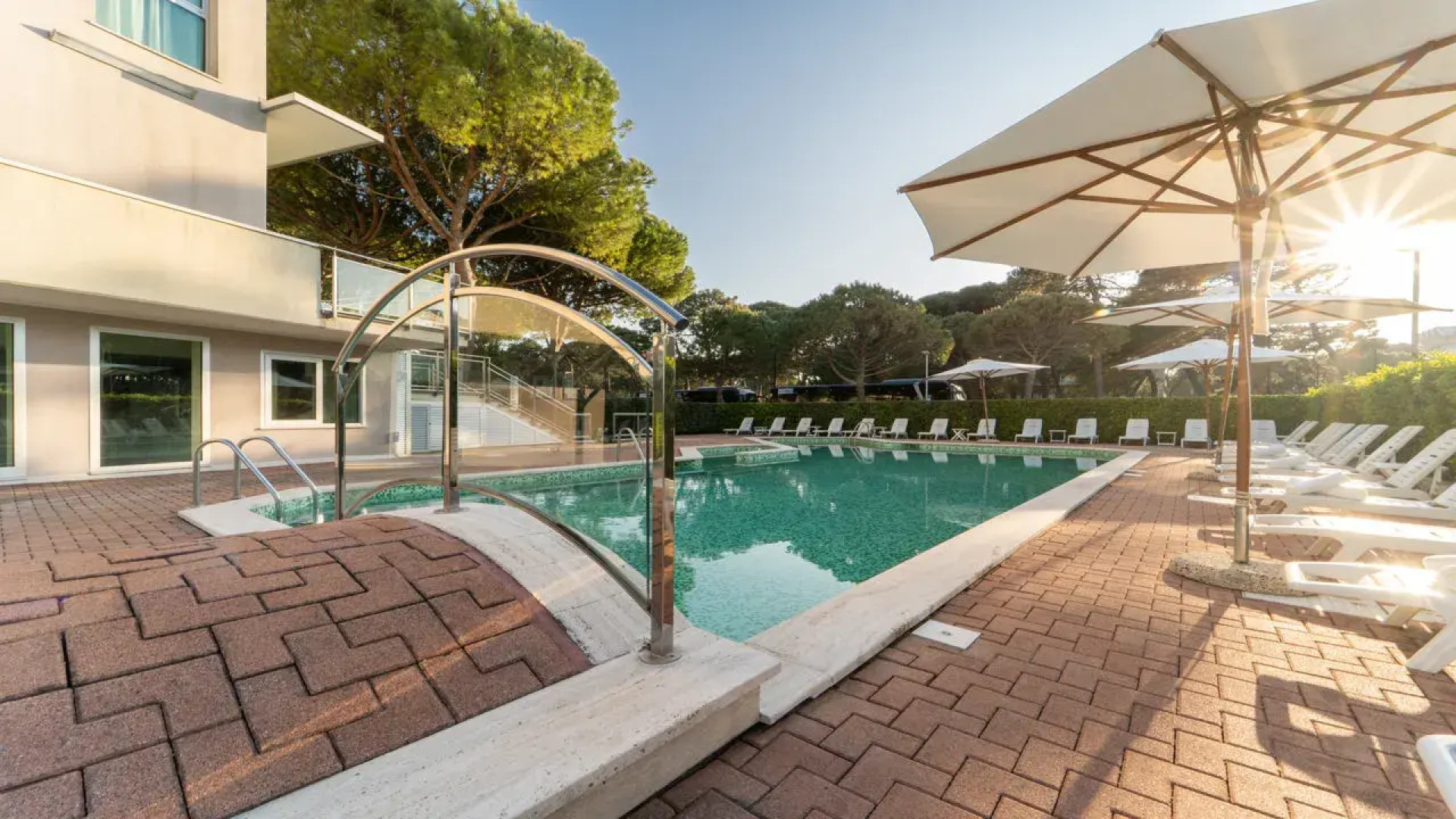 Hotel Embassy & Boston