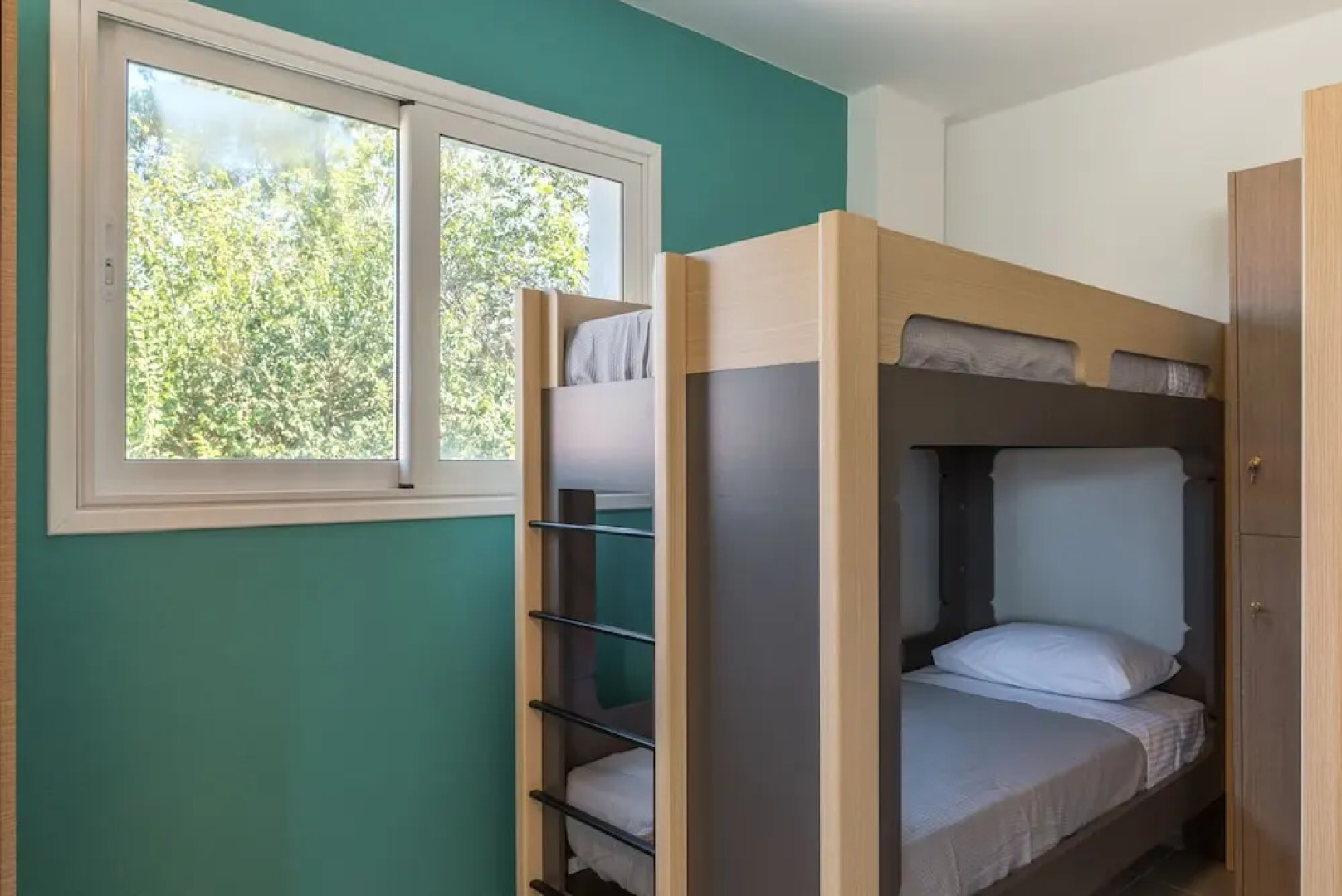 Local Hostel & Suites