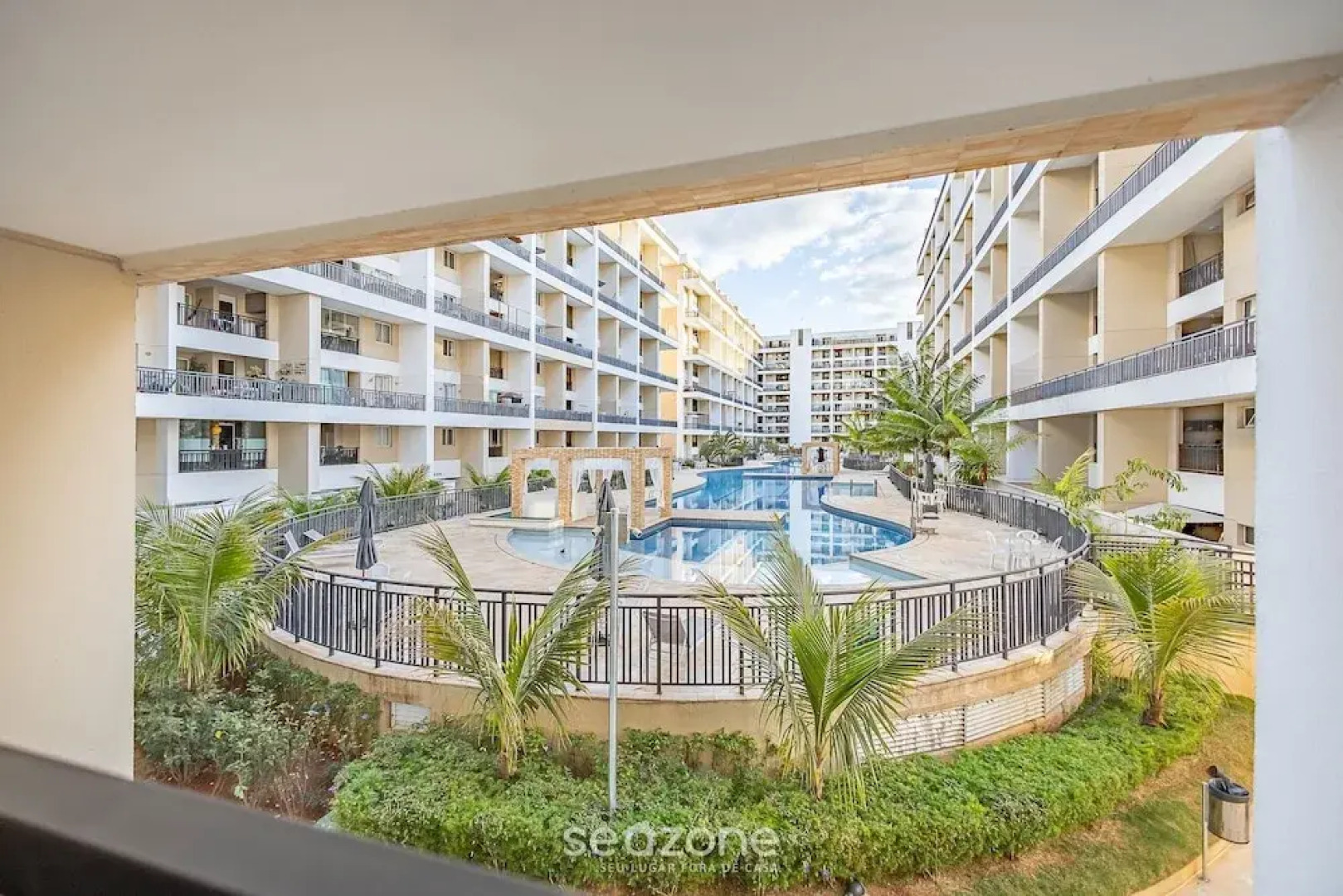 Condomínio Bem localizado com Piscina TCR