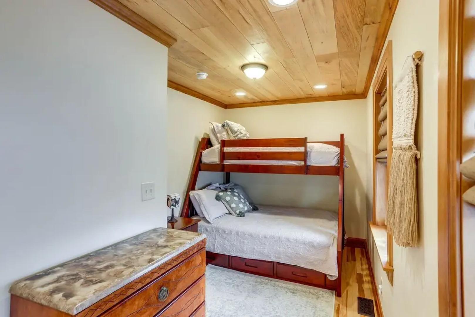 Warm & Cozy Mansfield Home: Deck, Gas Fire Table!