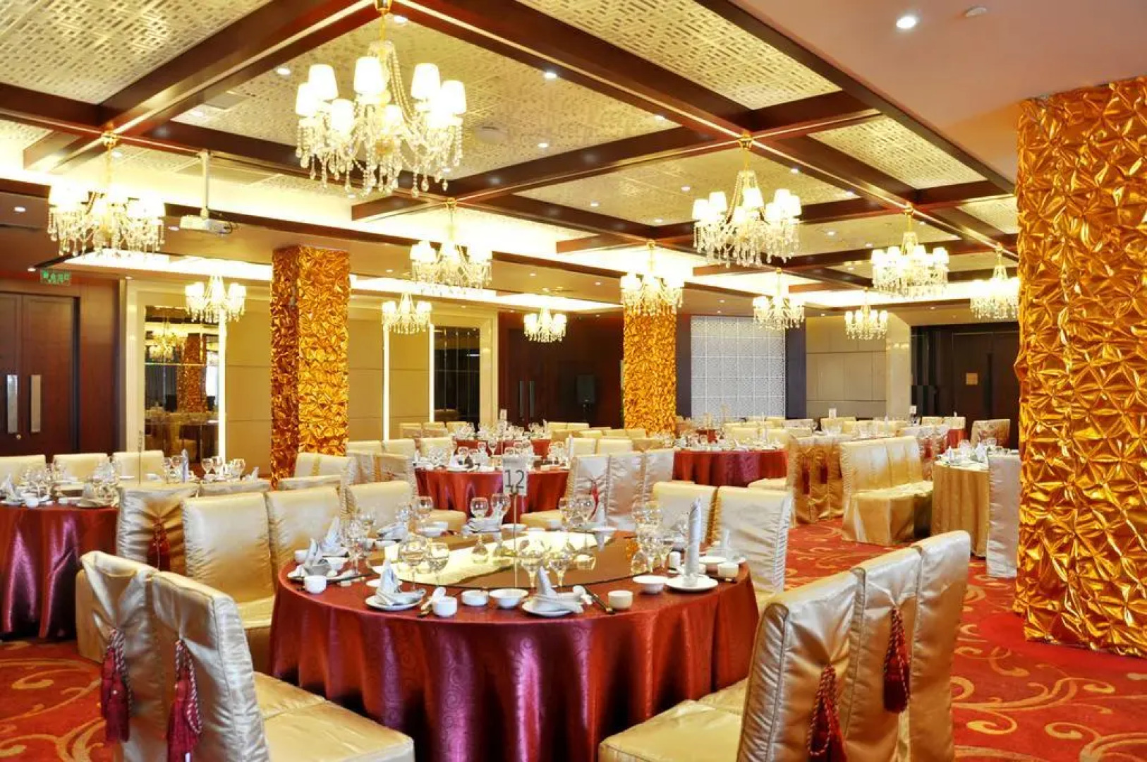 JingHang Holiday Hotel