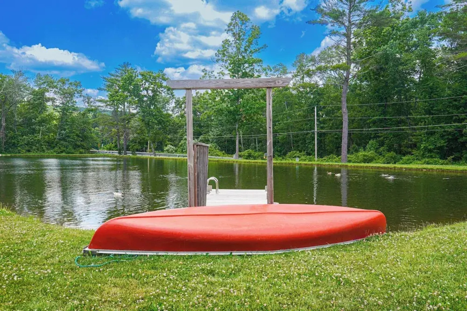 Close to Slopes: Lakeside Cottage in Pocono Mtns