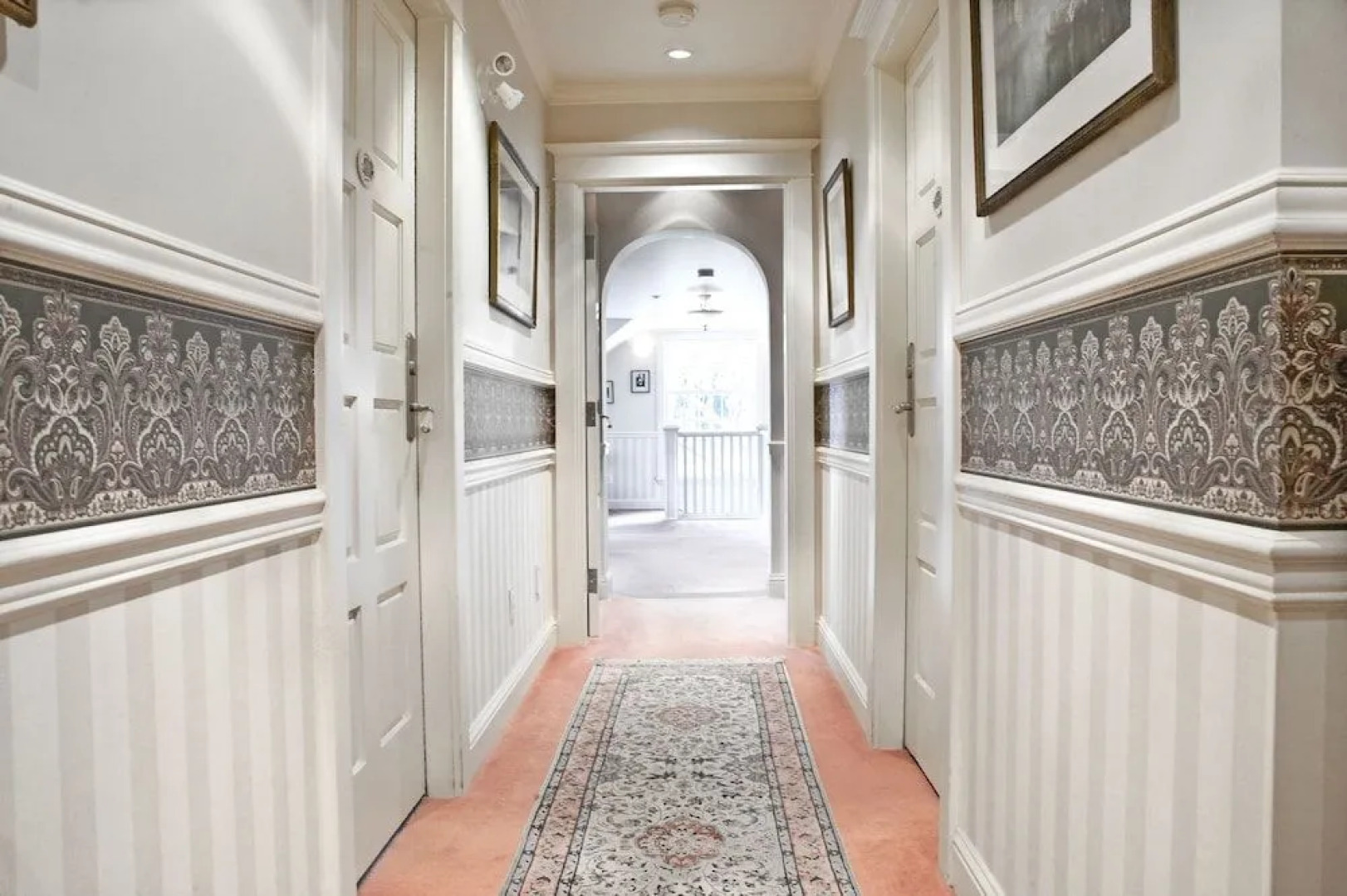 Rowena's Inn On The River