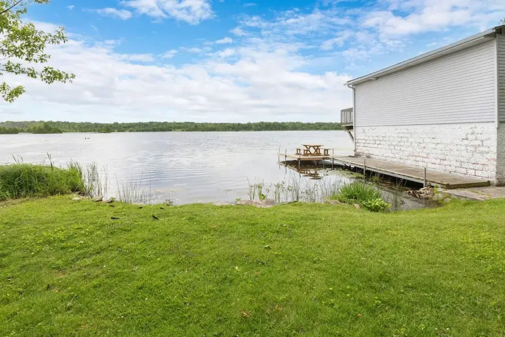 Charming Lakeside Cottage