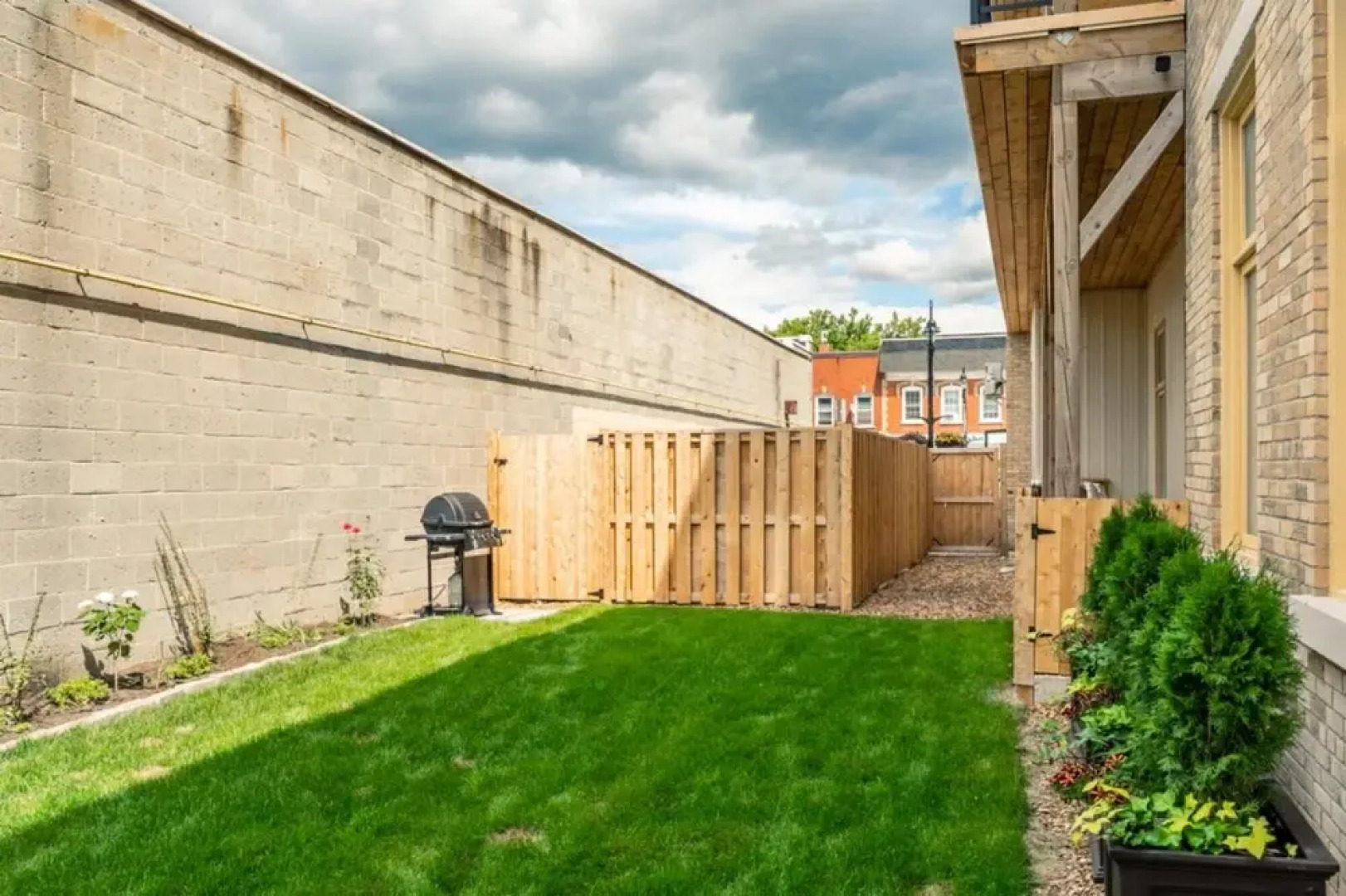 Rideau Comfort 2BD 1BA Apartment Free Parking