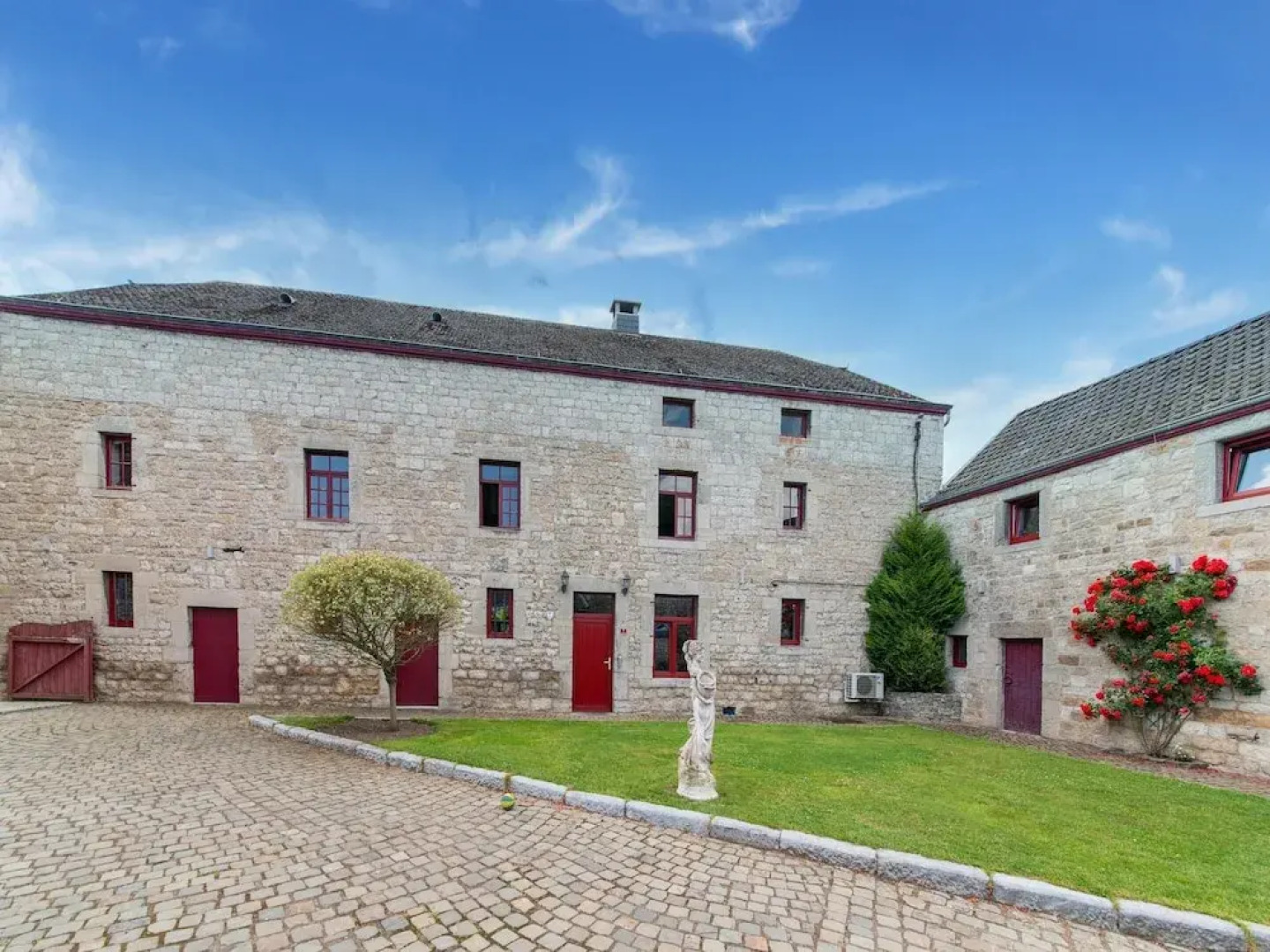 Vacation Home With BBQ Near Hotton