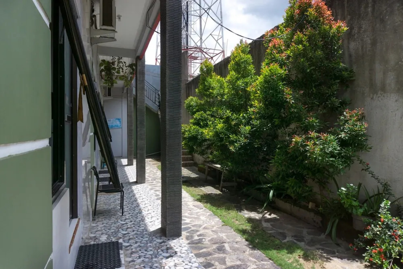 Penginapan Hello by RedDoorz