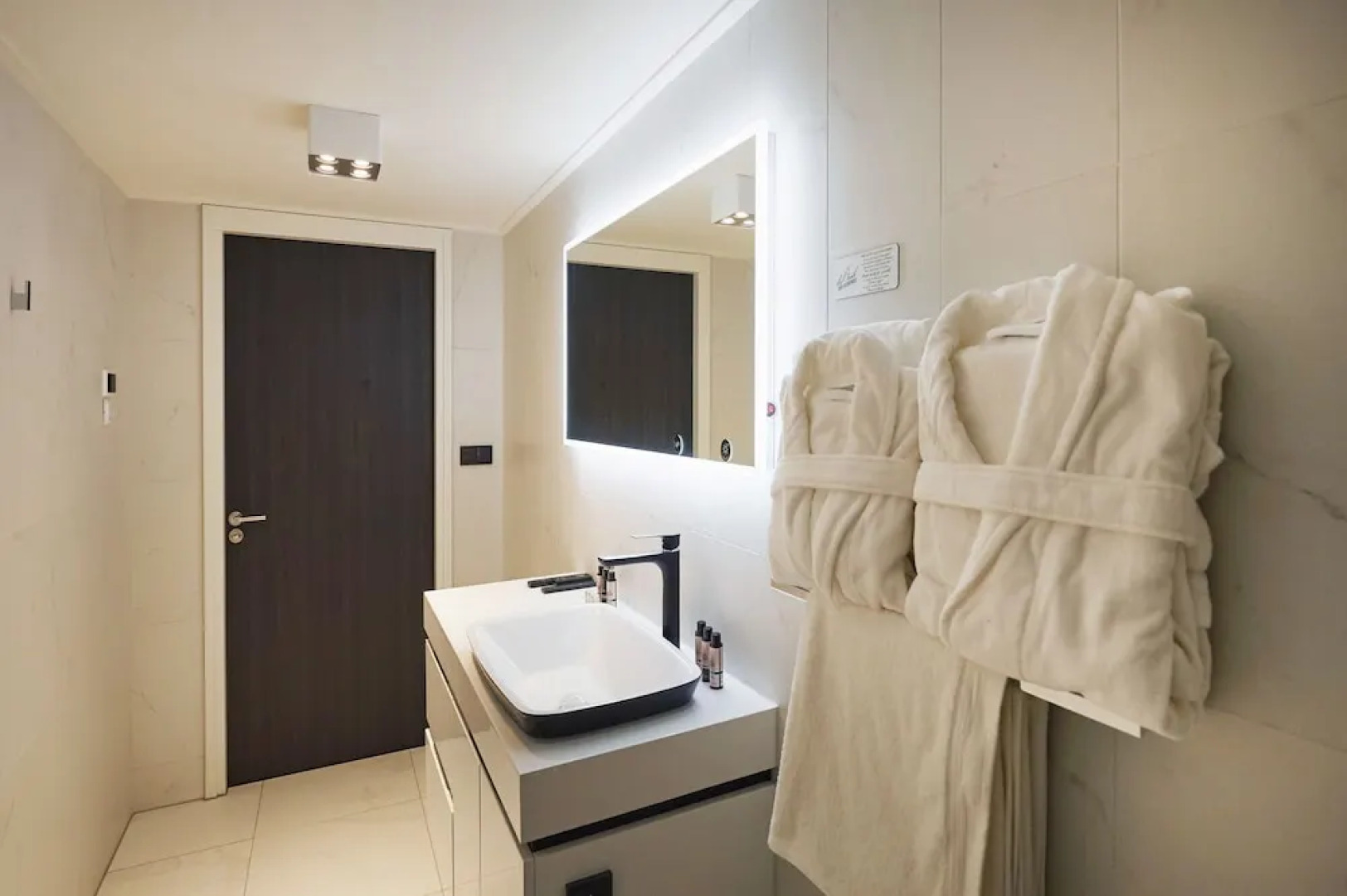 "DE BANK" - Hotel Apartments