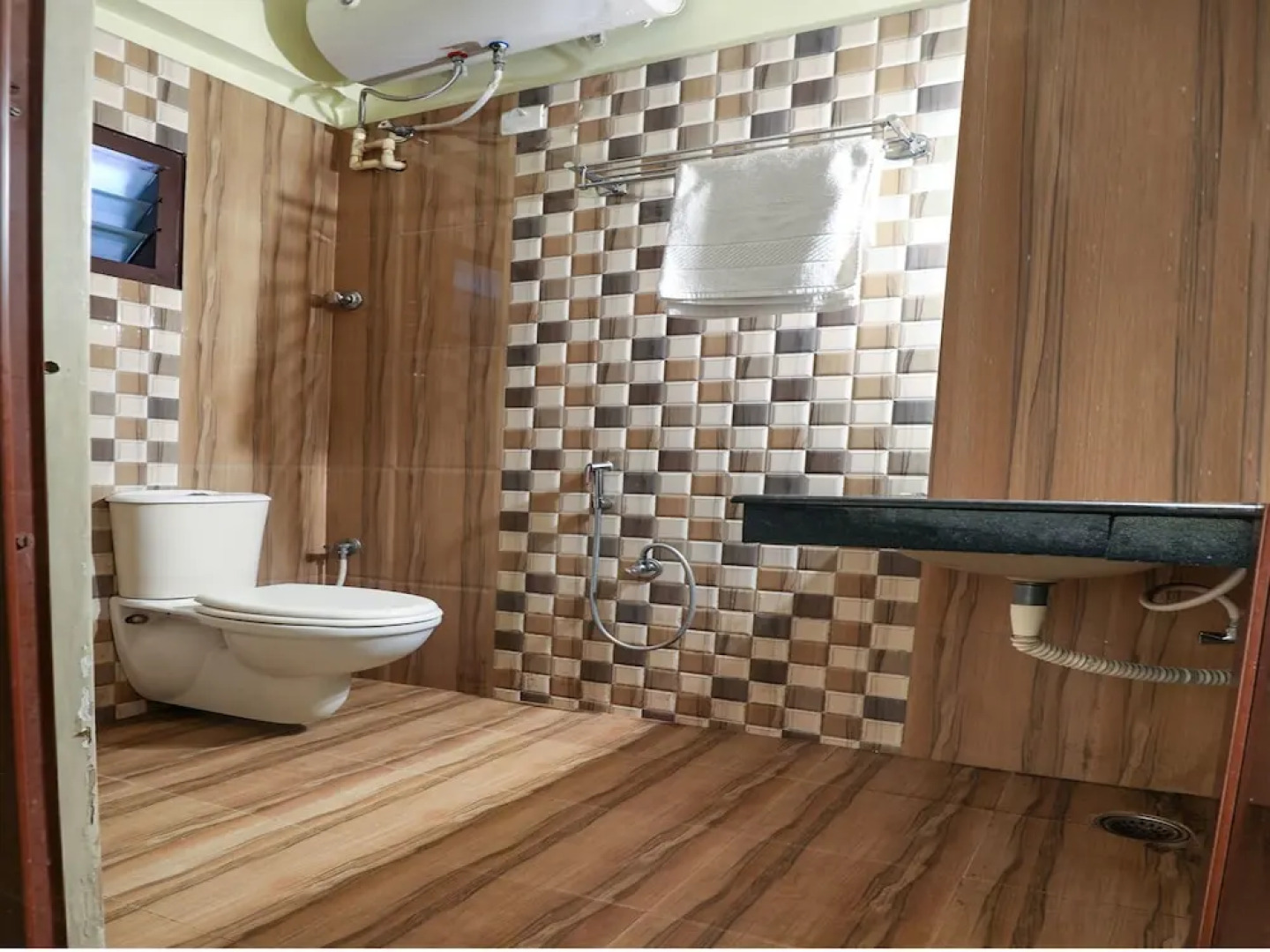 OYO 10711 Hotel NSNR Residency