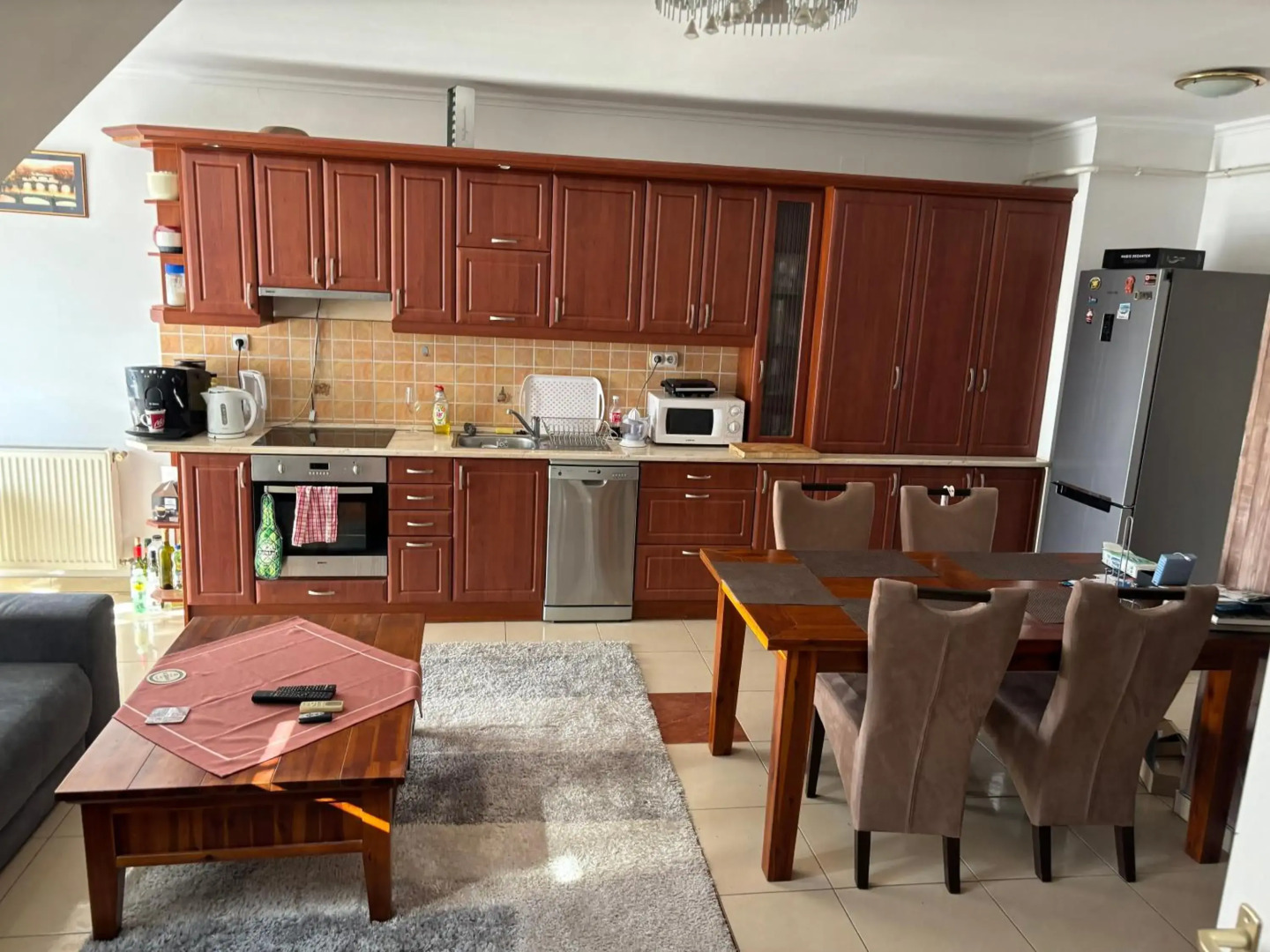 Újszerű, jól felszerelt lakás a város szîvében hűsîtőkkel, reggelivel, ingyenes parkolással!