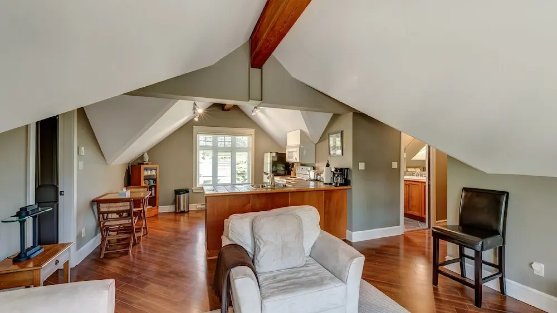 Parker by the Sea - Quaint Apartment with Beach Access