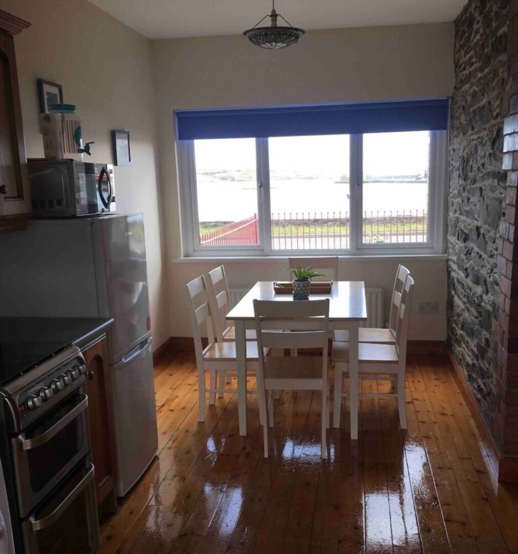 Lovely Apartment Overlooking the Harbour & bay