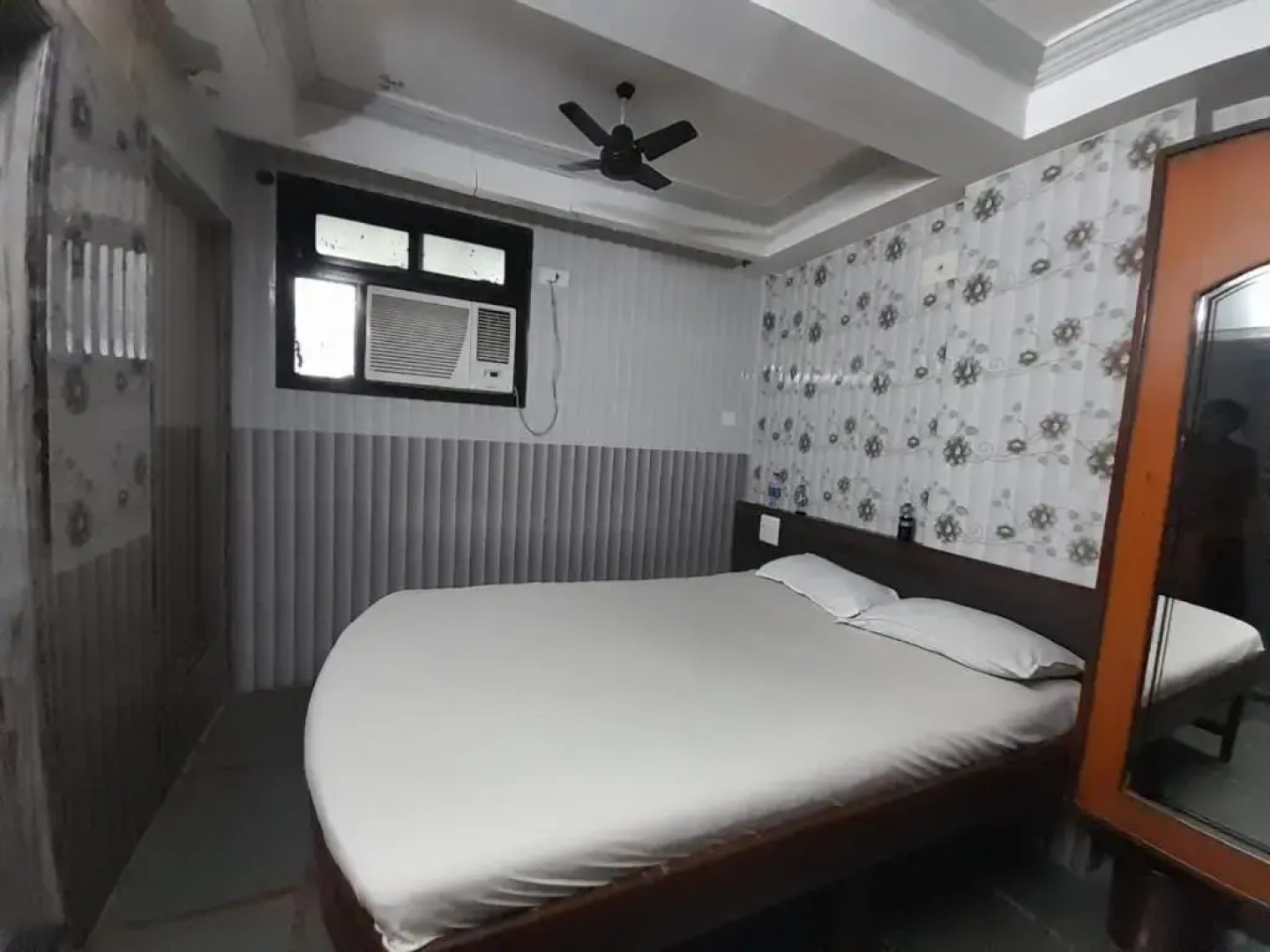 Hotel Aaiye Lodging & Boarding By WB Inn